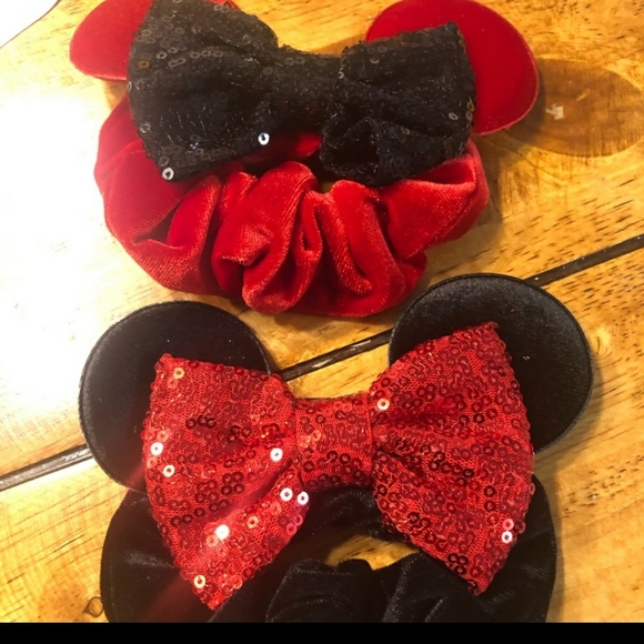Minnie Mouse Ear velvet Scrunchies - Picture 4 of 5
